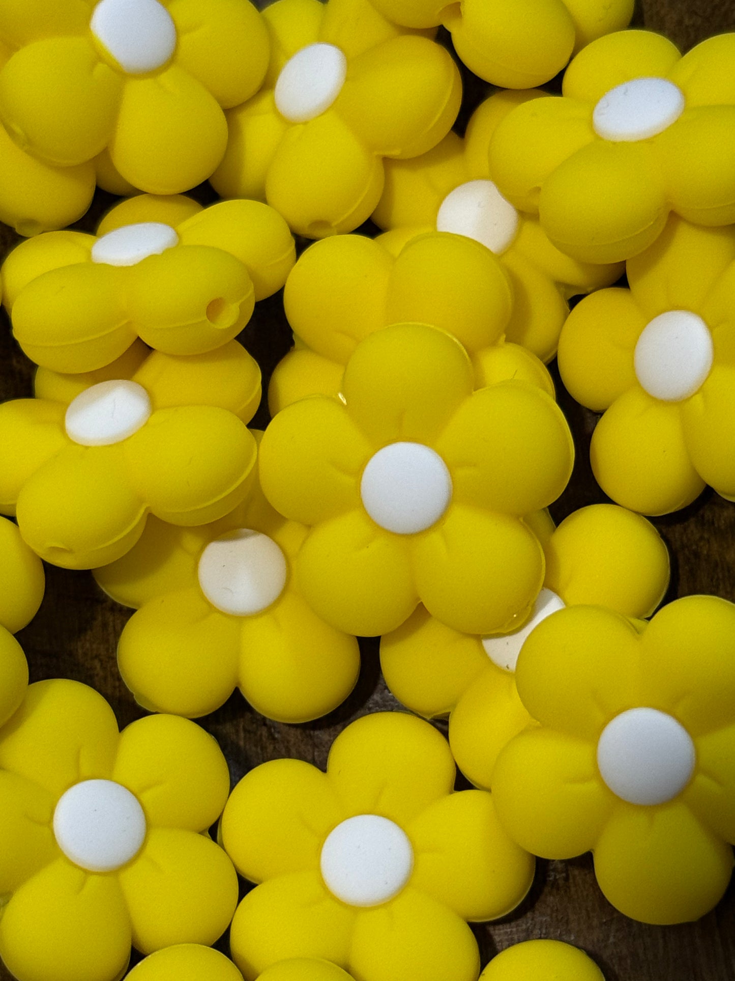 Yellow Silicone Daisy Flower Focal Beads – 25mm Floral Accent Beads for Keychains, Wristlets & DIY Crafts