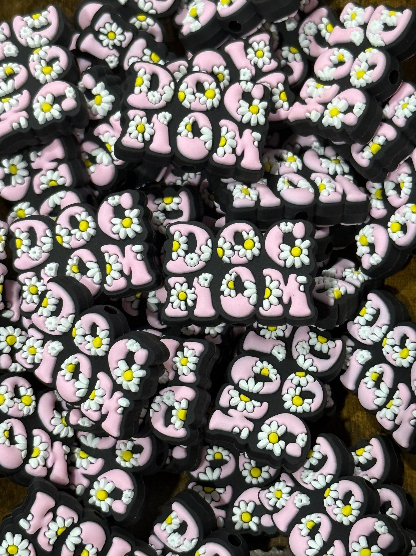 Pink Daisy MOM Silicone Focal Bead – Floral Letter Chunky Bead for Keychains, Wristlets, Pens & DIY Crafts