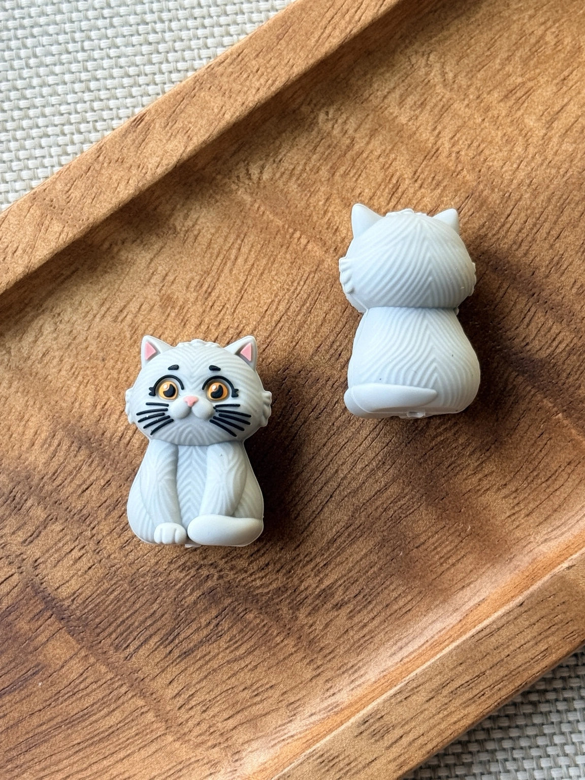 Whisker Wonder light gray 3D silicone cat focal bead with golden eyes, pink ears, detailed whiskers and curled tail for pens, keychains and DIY crafts.